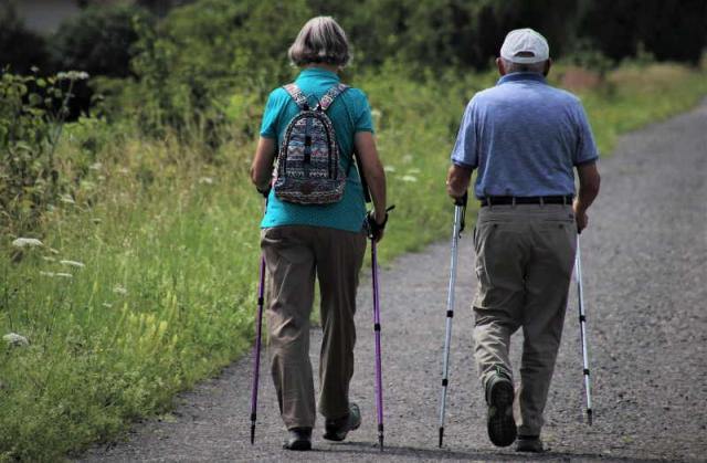 anziani anca camminano