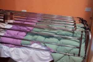 anziano contenuto come in gabbia