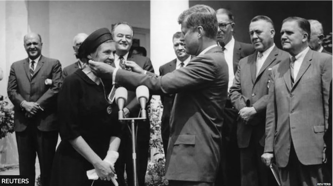 Oldham Kelsey premiata dal presidente Kennedy